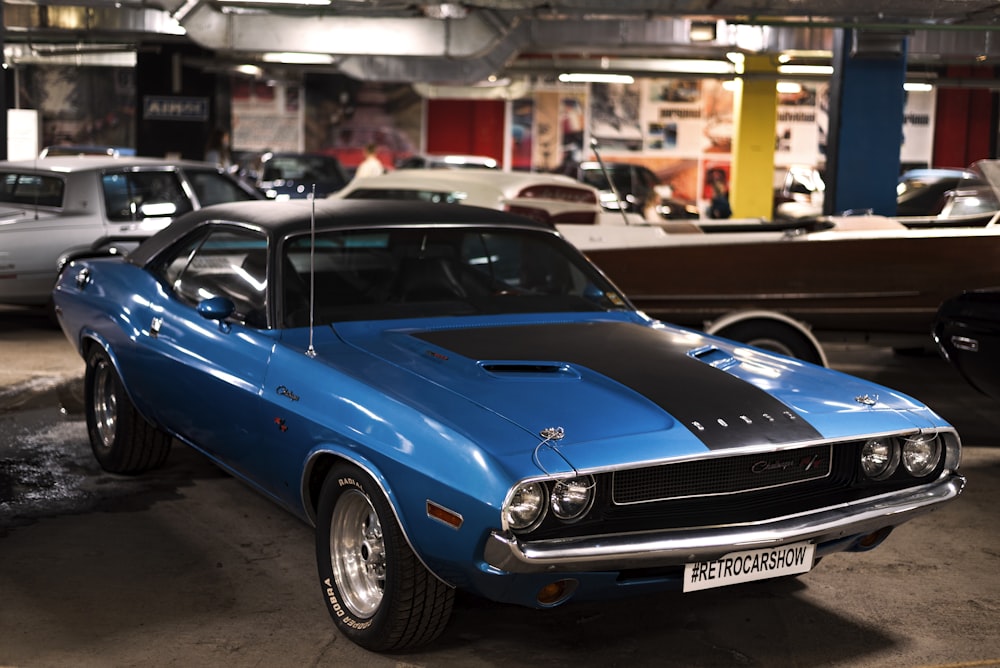 Un coche azul aparcado en un showroom