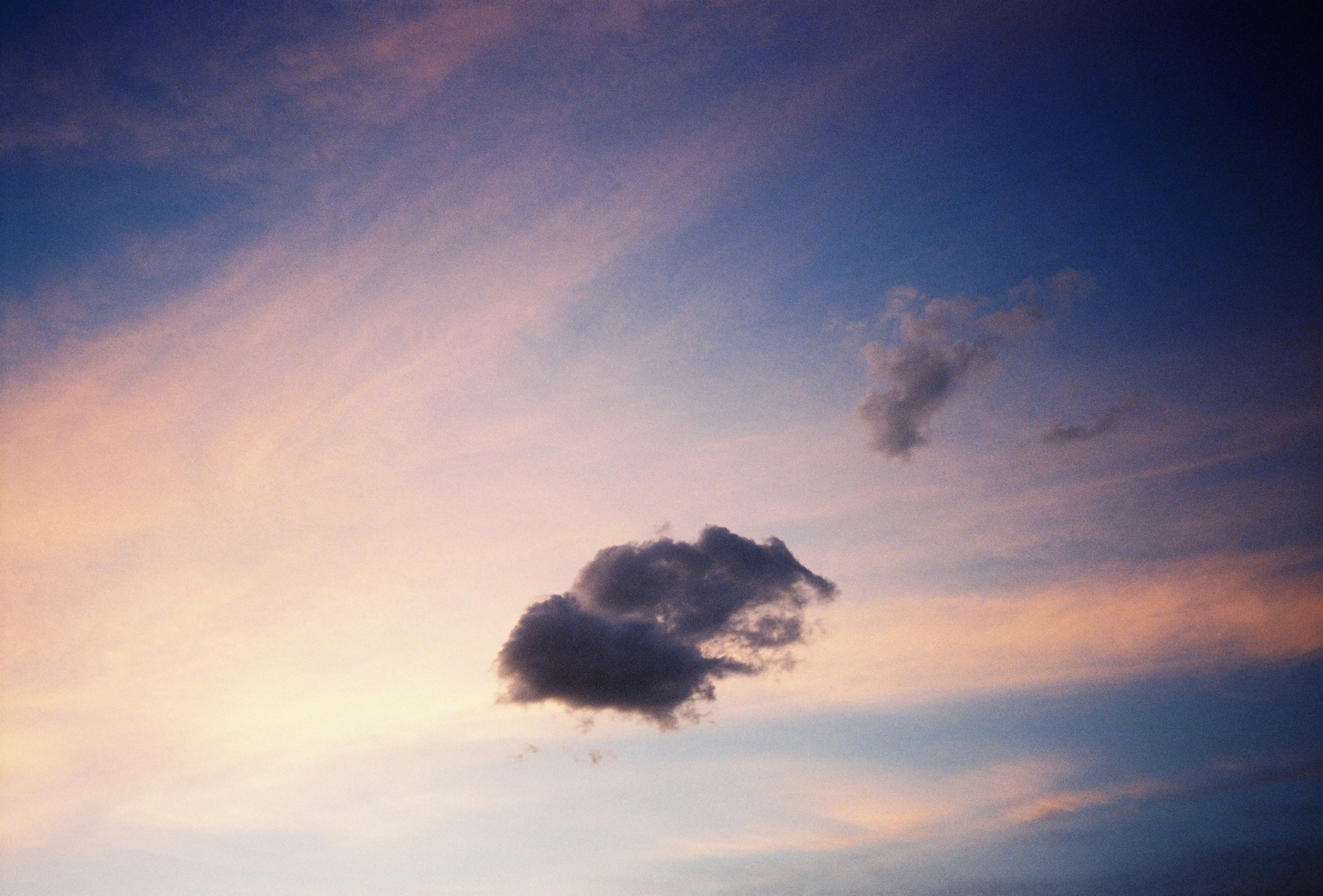 langit biru dengan awan
