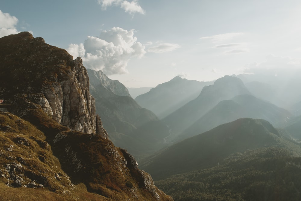 Una valle tra le montagne