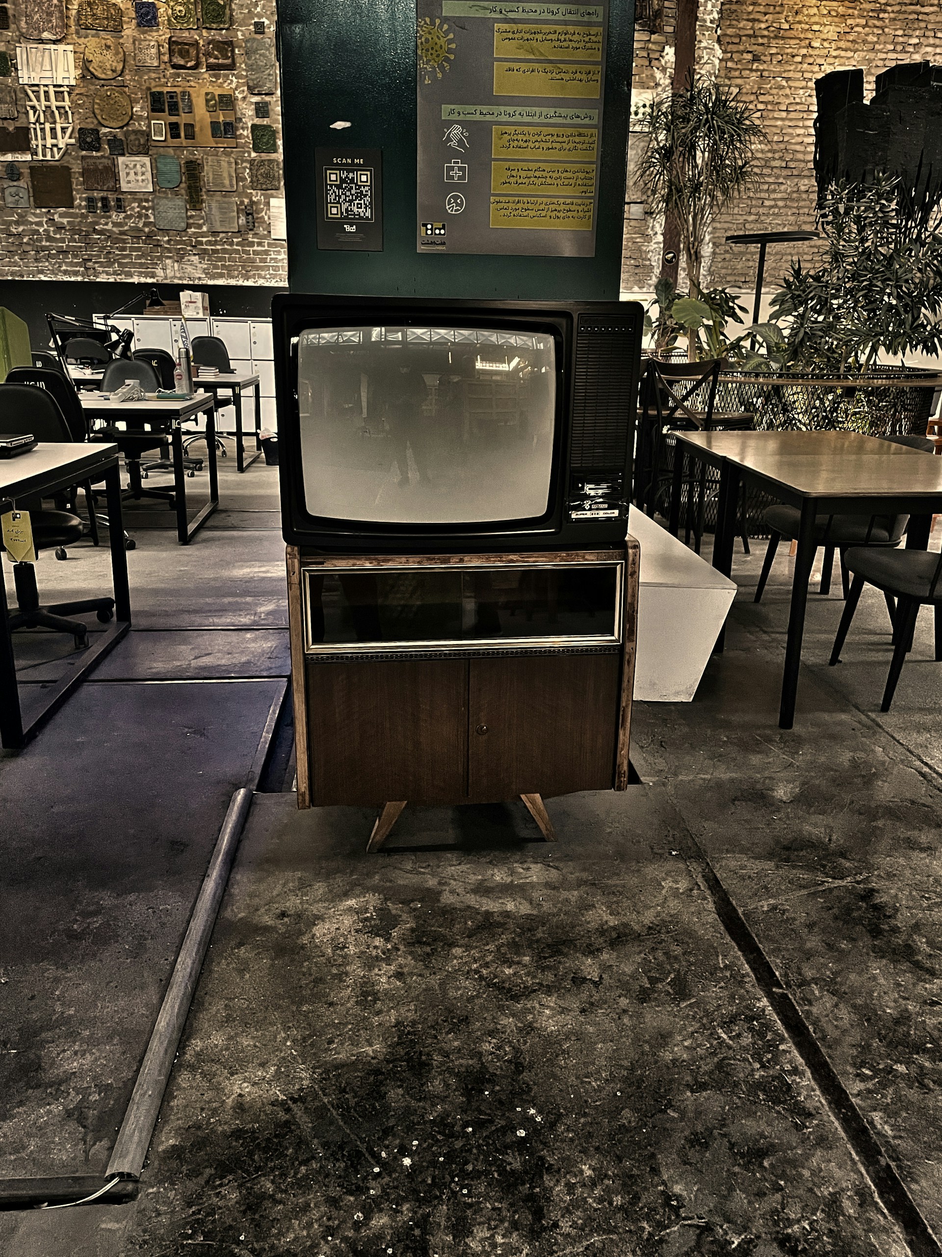 gray computer monitor