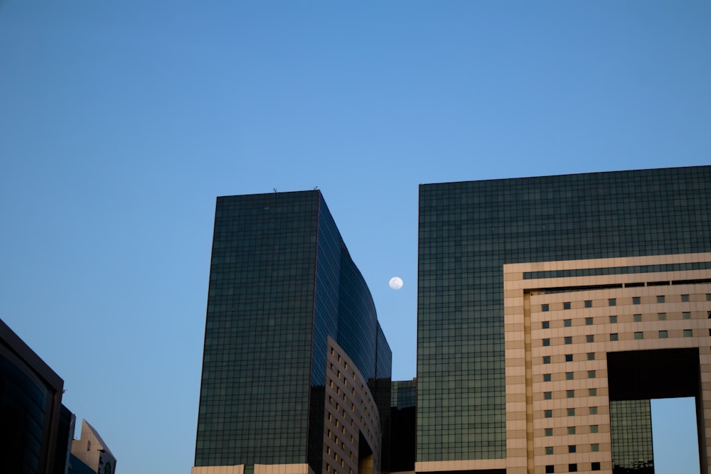 Una luna en el cielo sobre un grupo de edificios altos