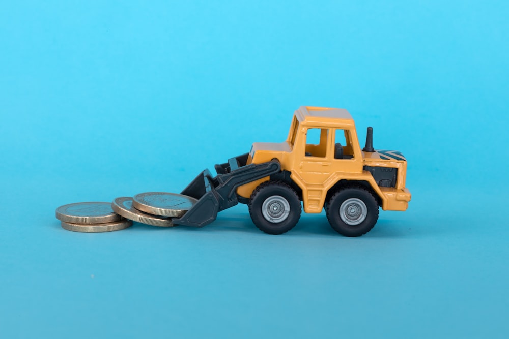 um caminhão de brinquedo com pneus