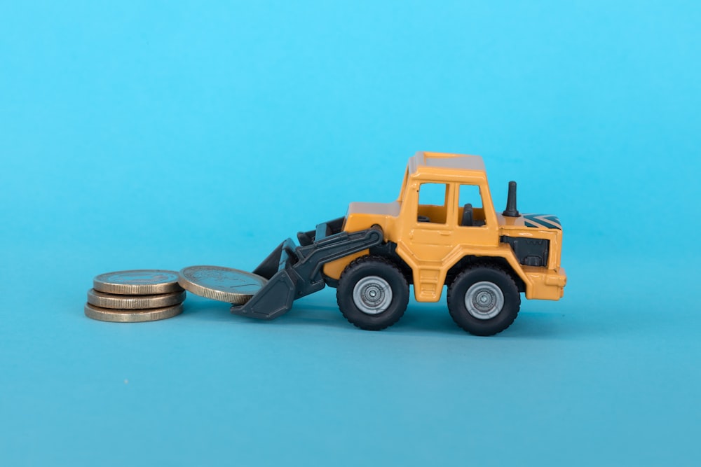 um caminhão de brinquedo com um pneu grande