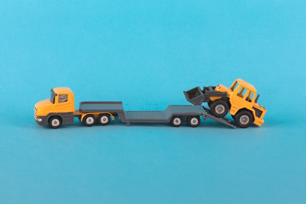 Ein Spielzeuglastwagen und ein Spielzeuglastwagen
