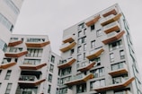 een gebouw met balkons