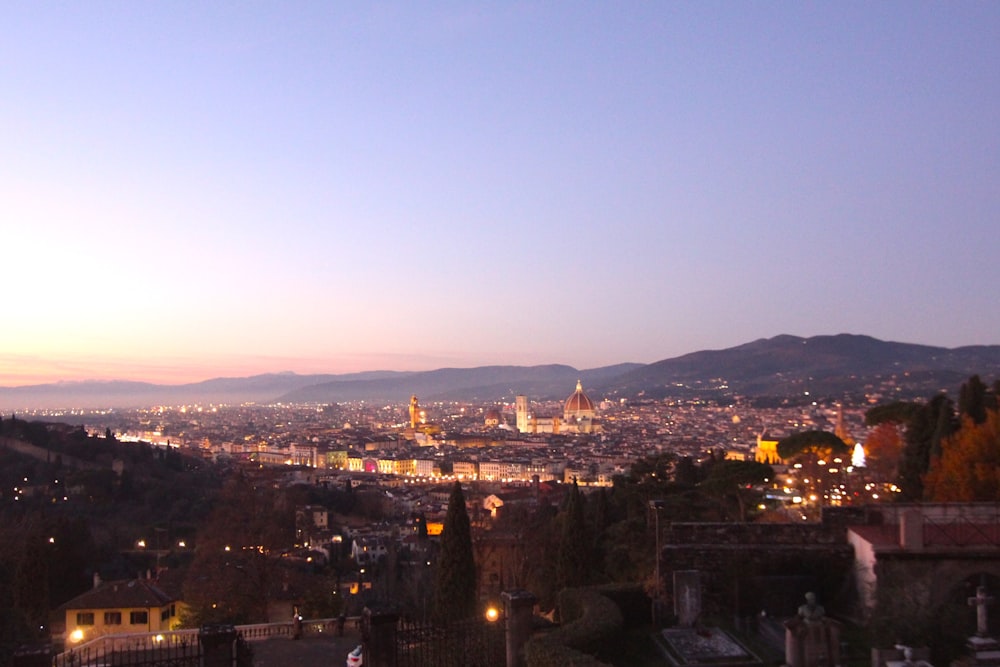 Una ciudad con luces de noche