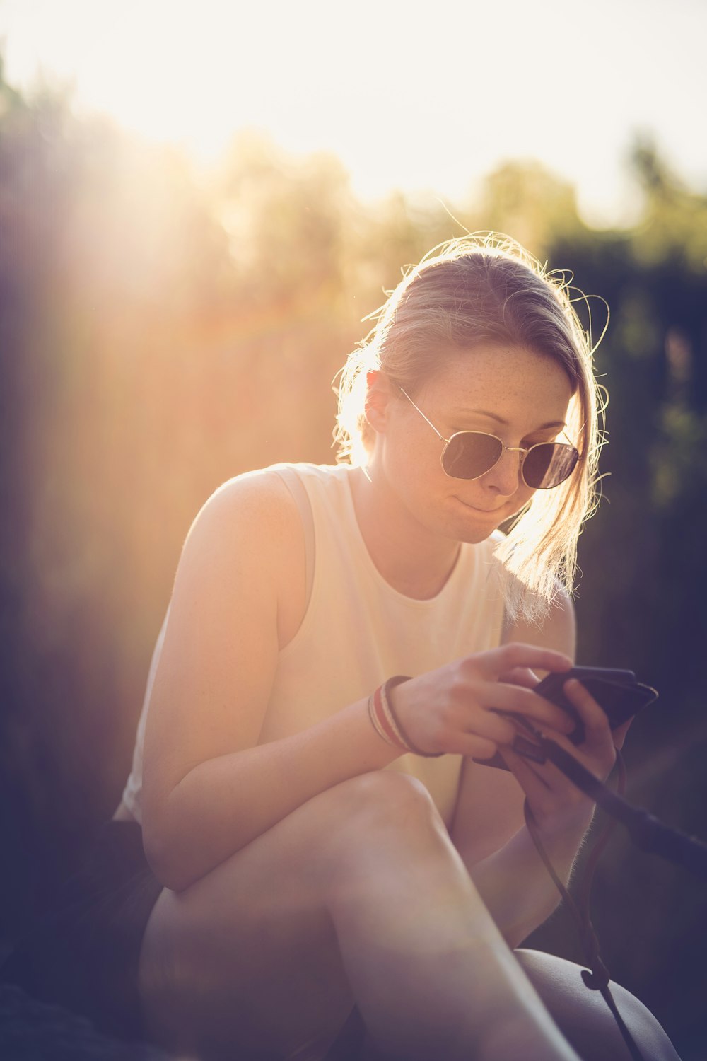 Eine Frau mit Sonnenbrille