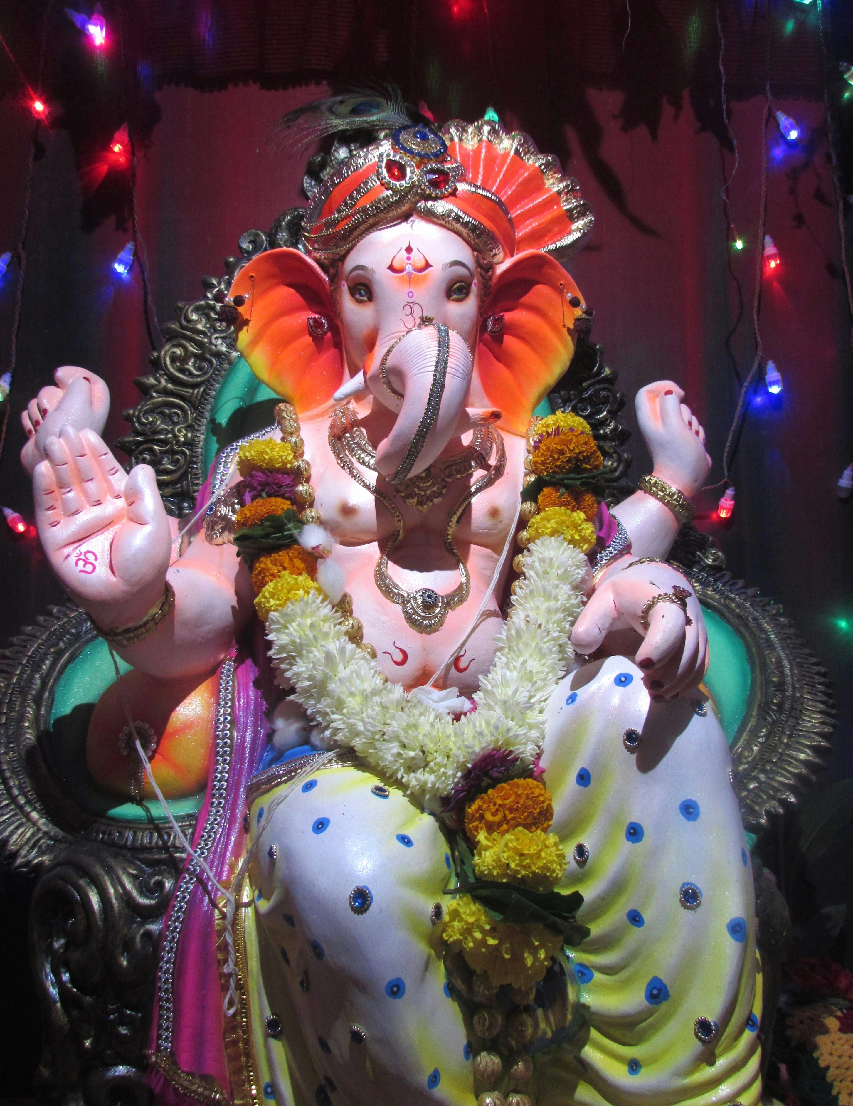 eine Person, die ein Kleidungsstück trägt