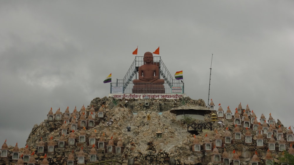 Un edificio con una cupola in cima