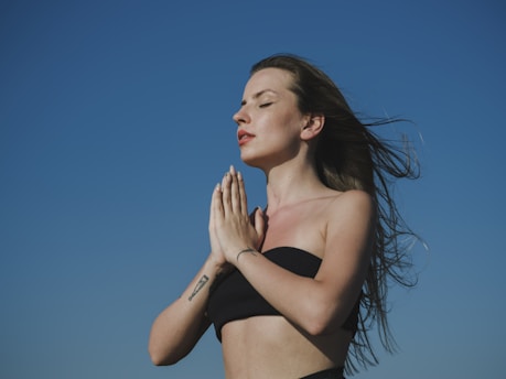 mujer meditando