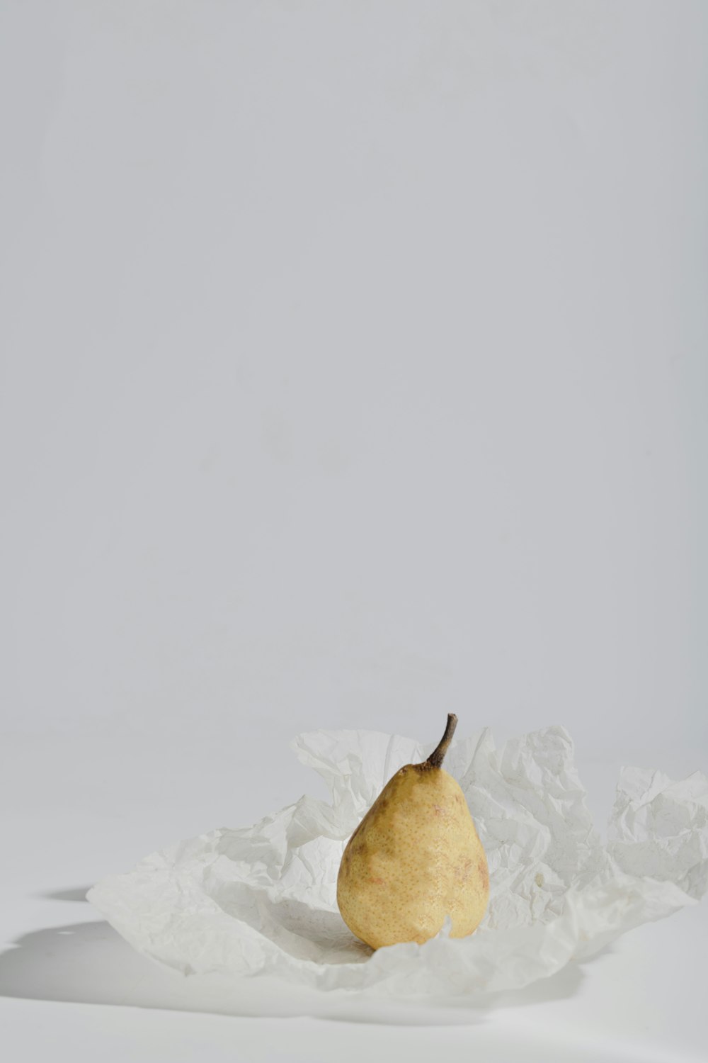 una patata su una superficie bianca
