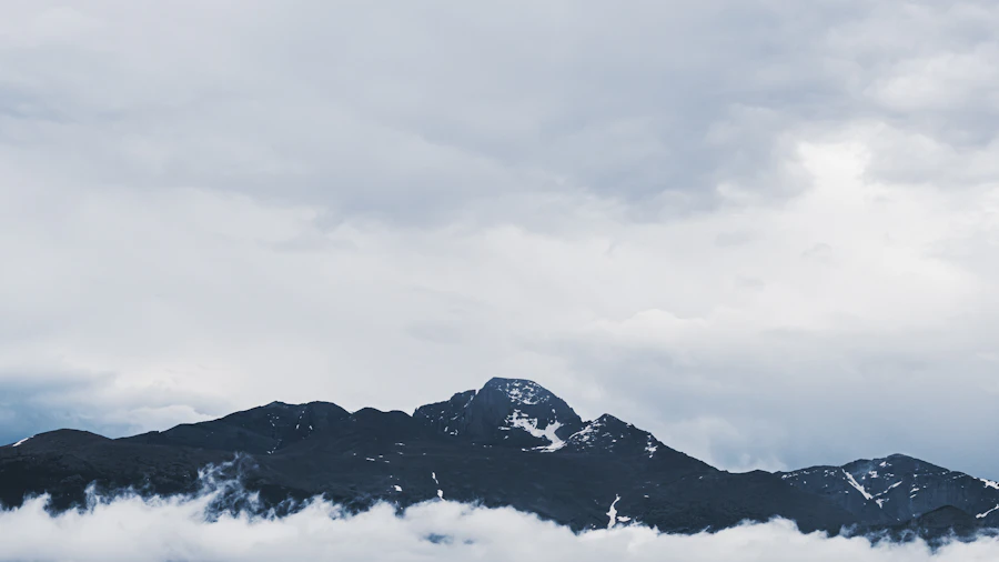 黎府周邊翠綠的山巒