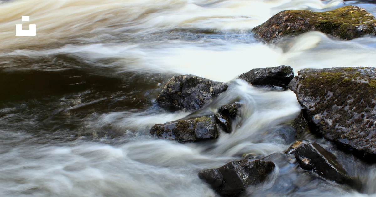 Un río con rocas foto – Imagen de Río gratuita en Unsplash