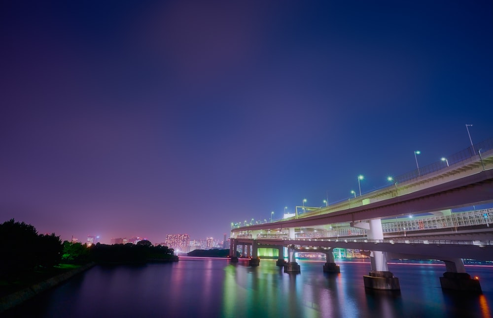 Un puente con luces por la noche