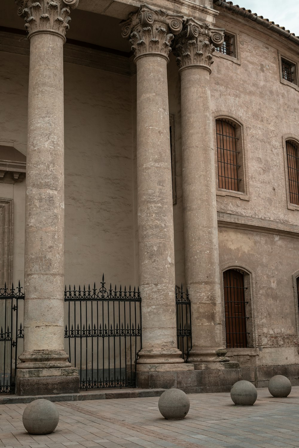 a building with pillars