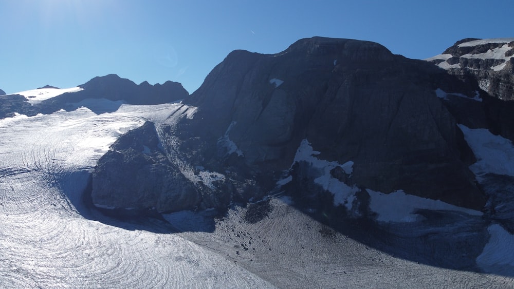 a snowy mountain range