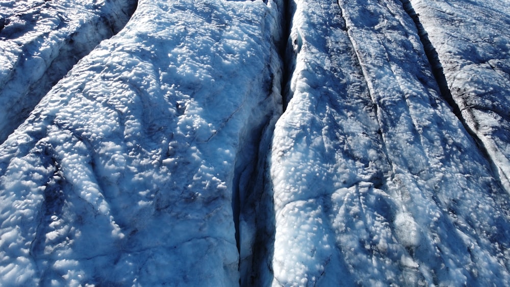 un gros plan de la glace