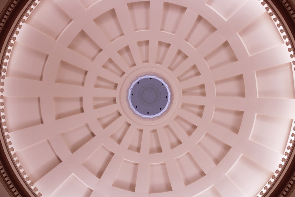 un plafond avec un objet circulaire
