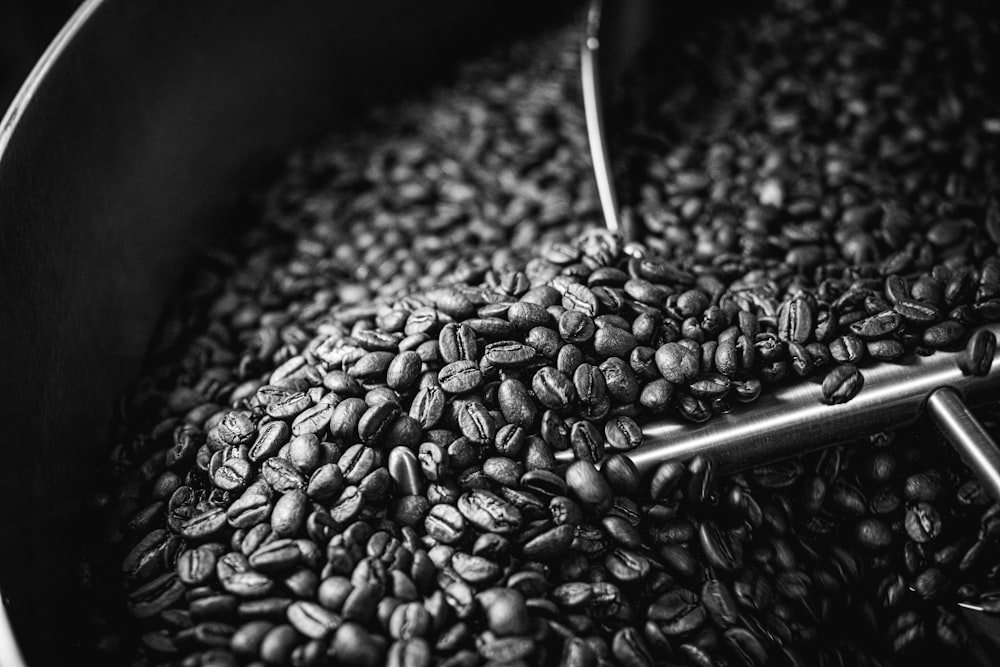 Un primer plano de una pila de granos de café