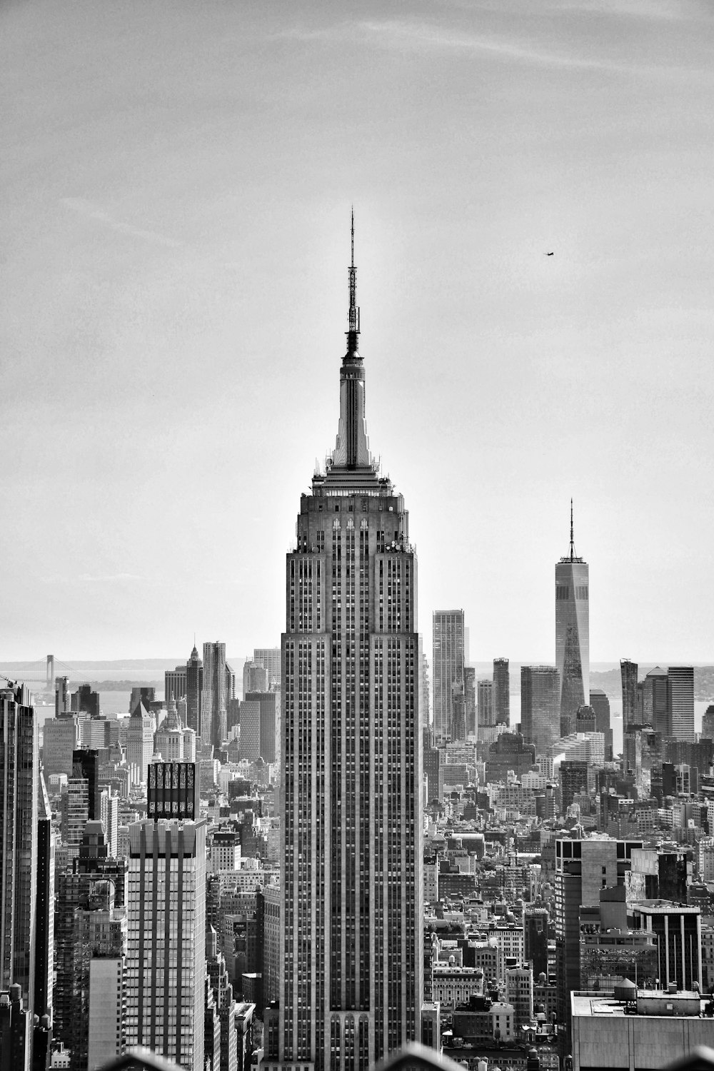 La ligne d’horizon de l’Empire State Building avec un grand bâtiment