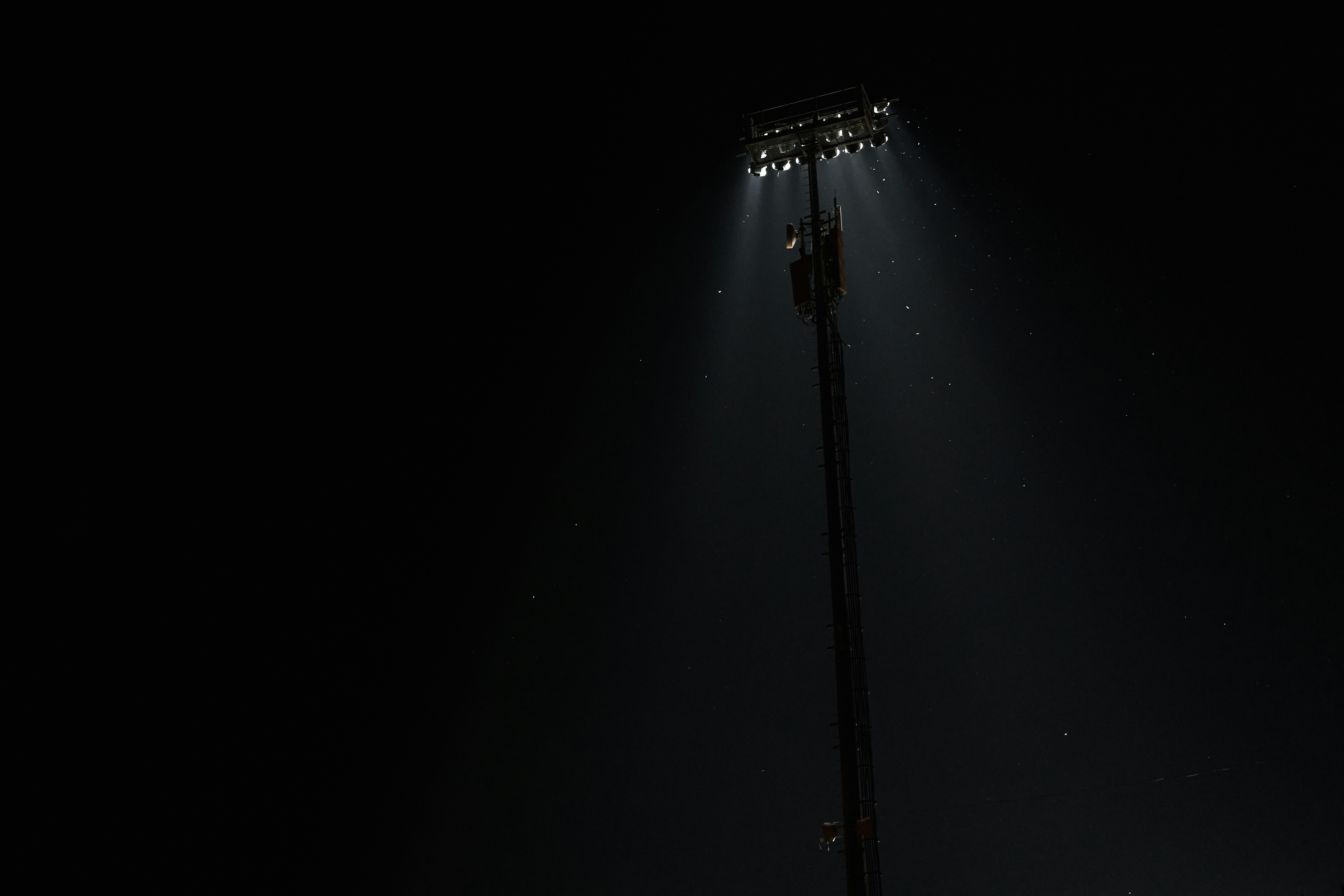 Estadio de fútbol iluminado durante un partido nocturno