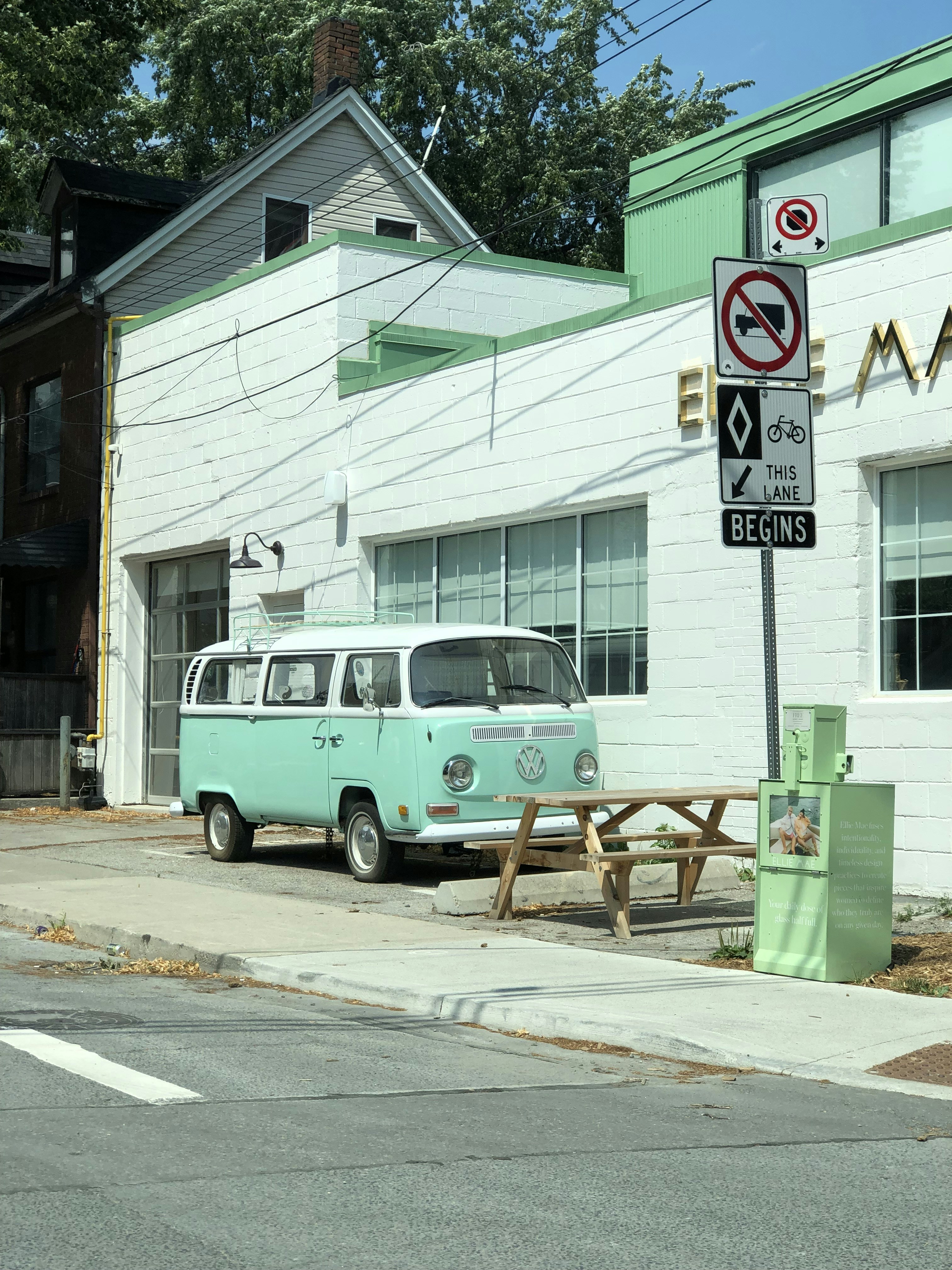 una furgoneta estacionada al costado de una carretera