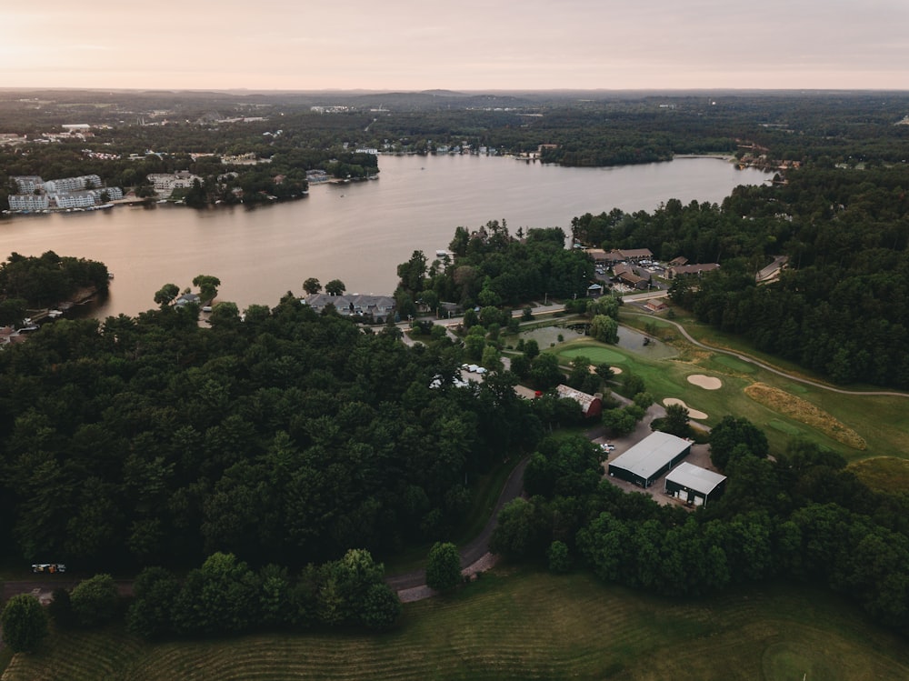 une rivière avec un bâtiment et des arbres