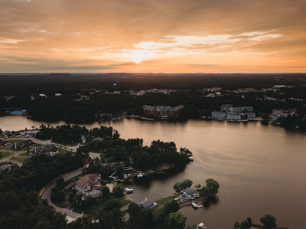 Une rivière avec une ville et des bâtiments