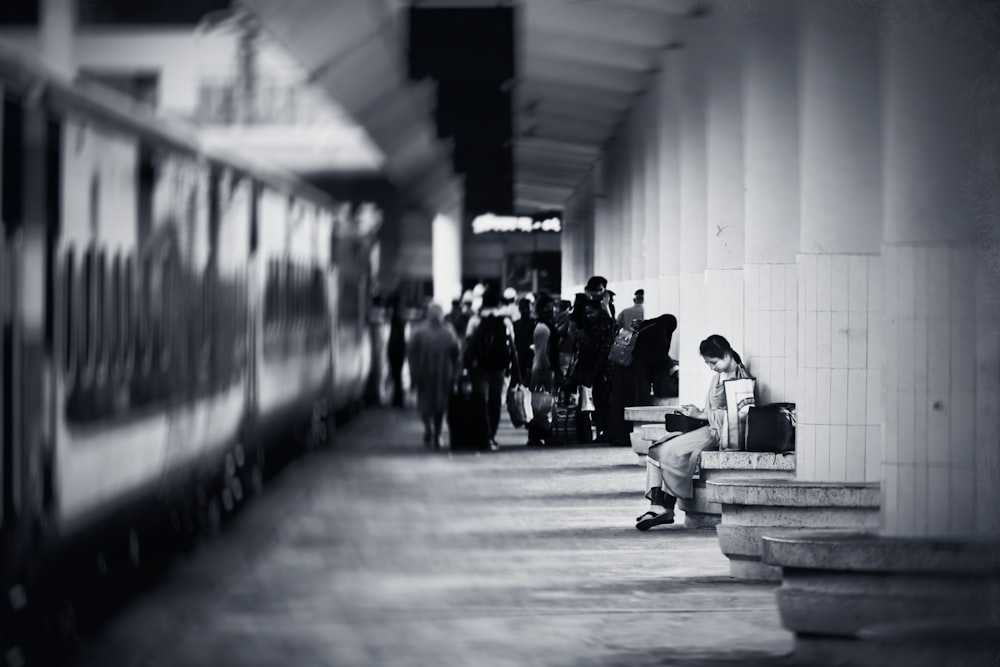 Eine Gruppe von Menschen, die auf einen Zug warten