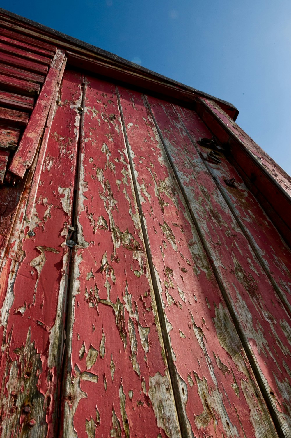 Eine rote Scheune mit blauem Himmel