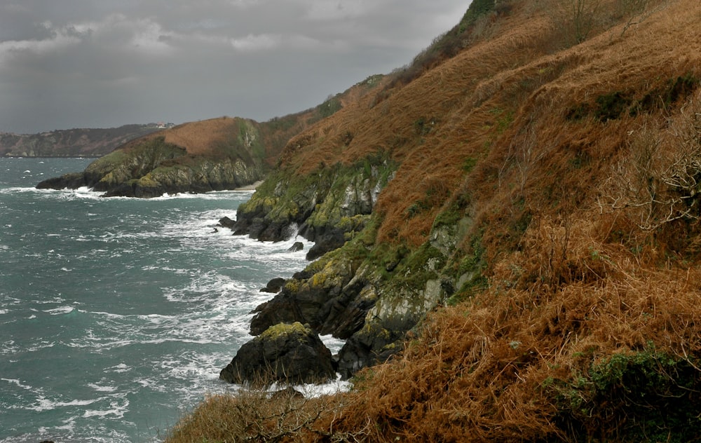 a rocky coast line