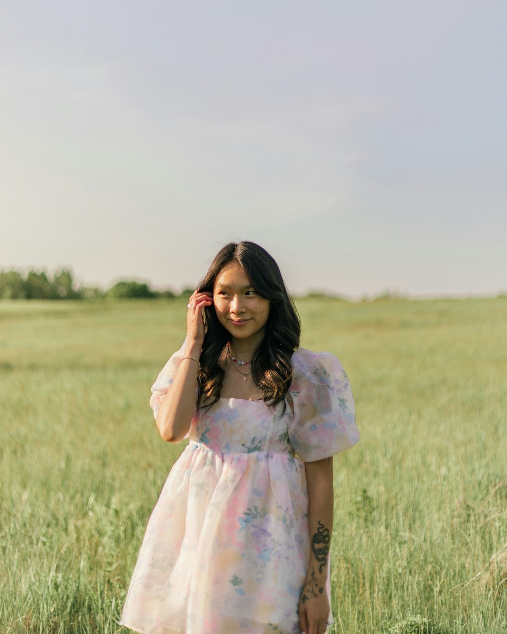 uma pessoa em um vestido em pé em um campo