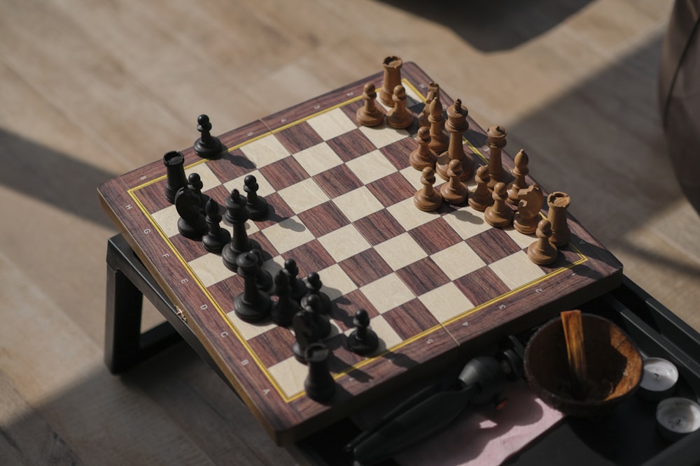 Un tablero de ajedrez con piezas