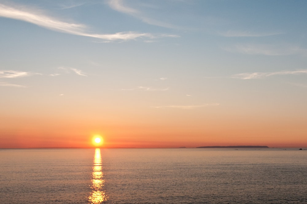 un coucher de soleil sur un plan d’eau