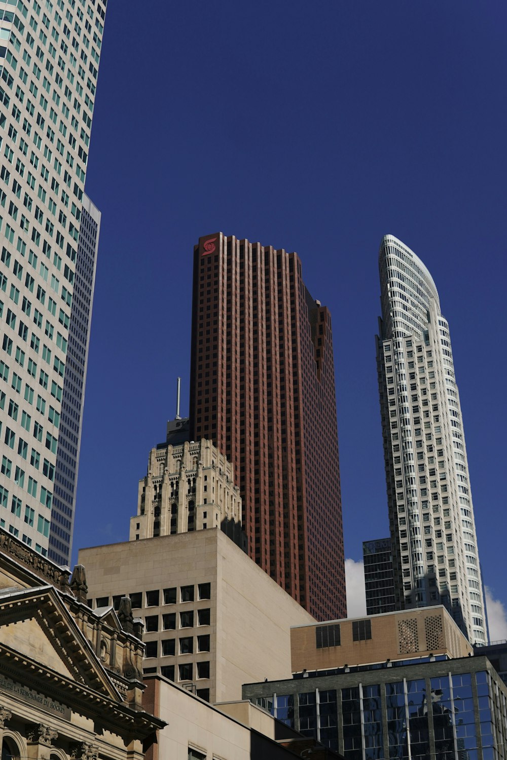 Eine Gruppe hoher Gebäude