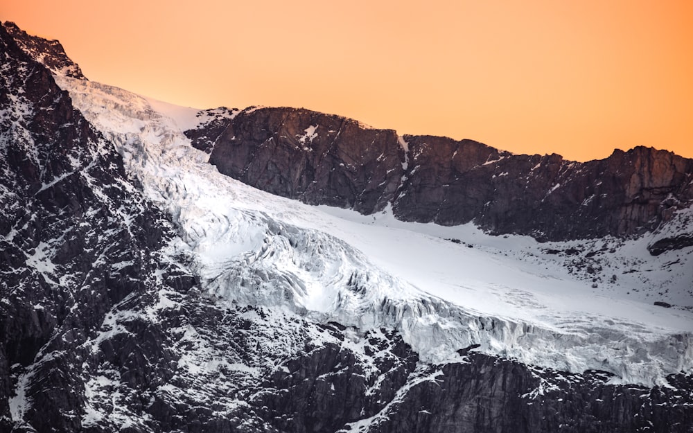 Una catena montuosa innevata