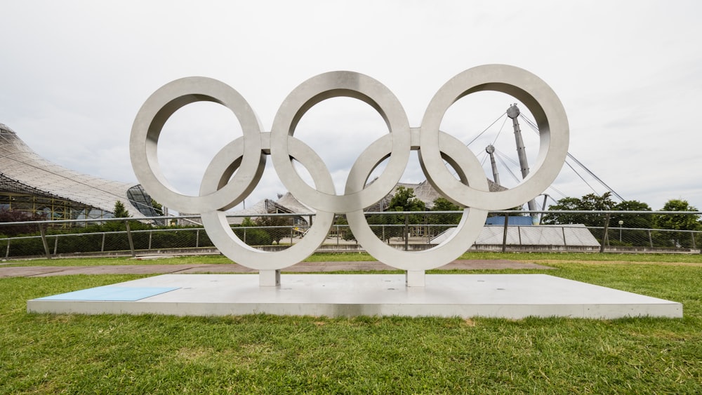 uma grande escultura branca com a roda de Falkirk no fundo