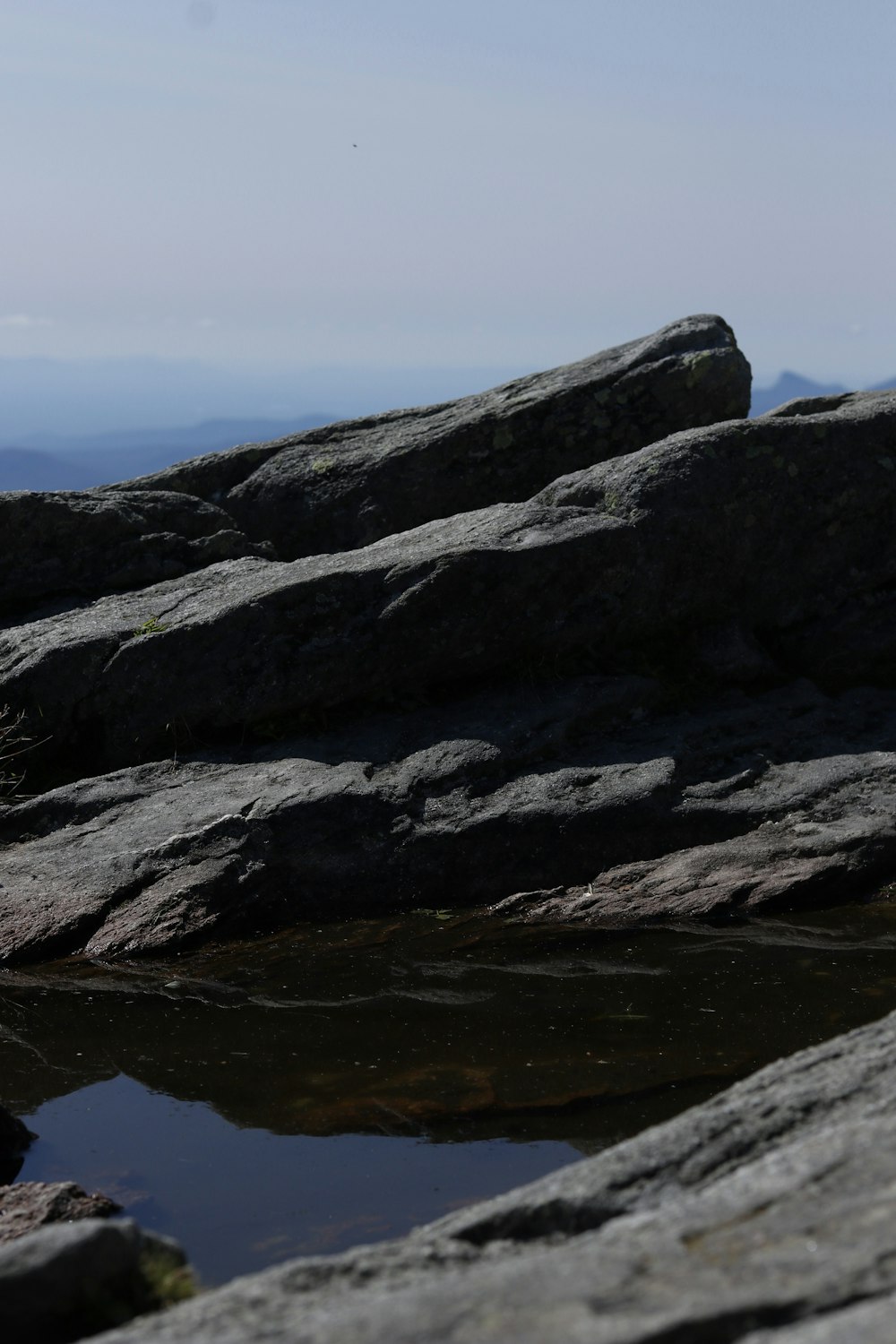 Ein felsiger Berg mit Wasser