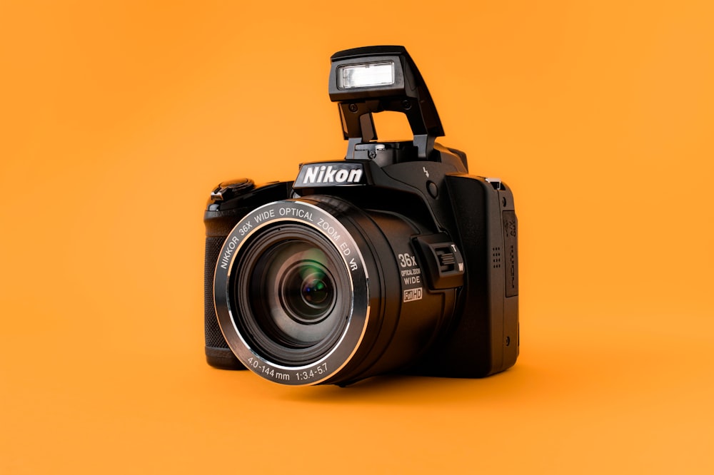 uma câmera preta com uma lente