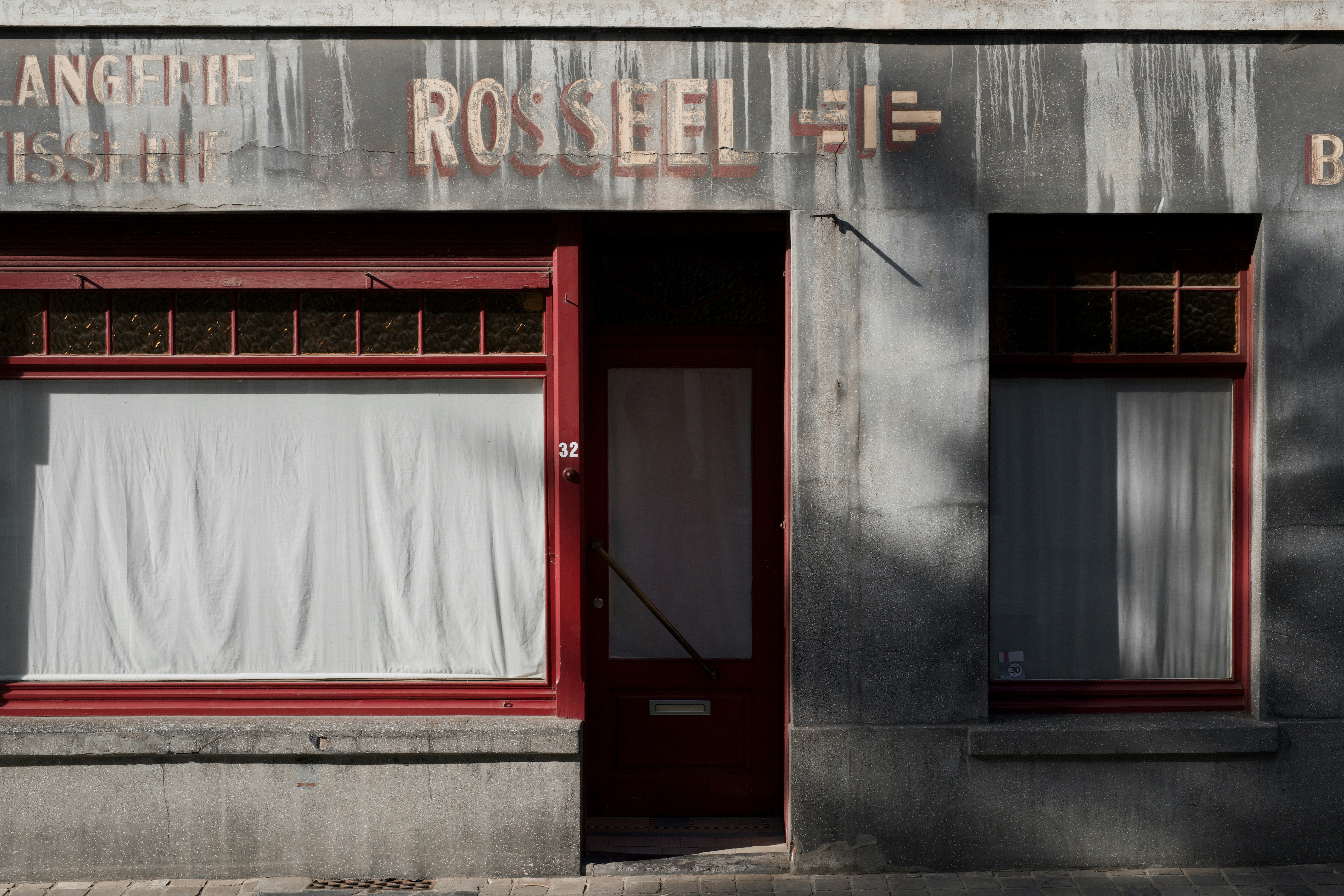 un edificio con ventanas y una puerta
