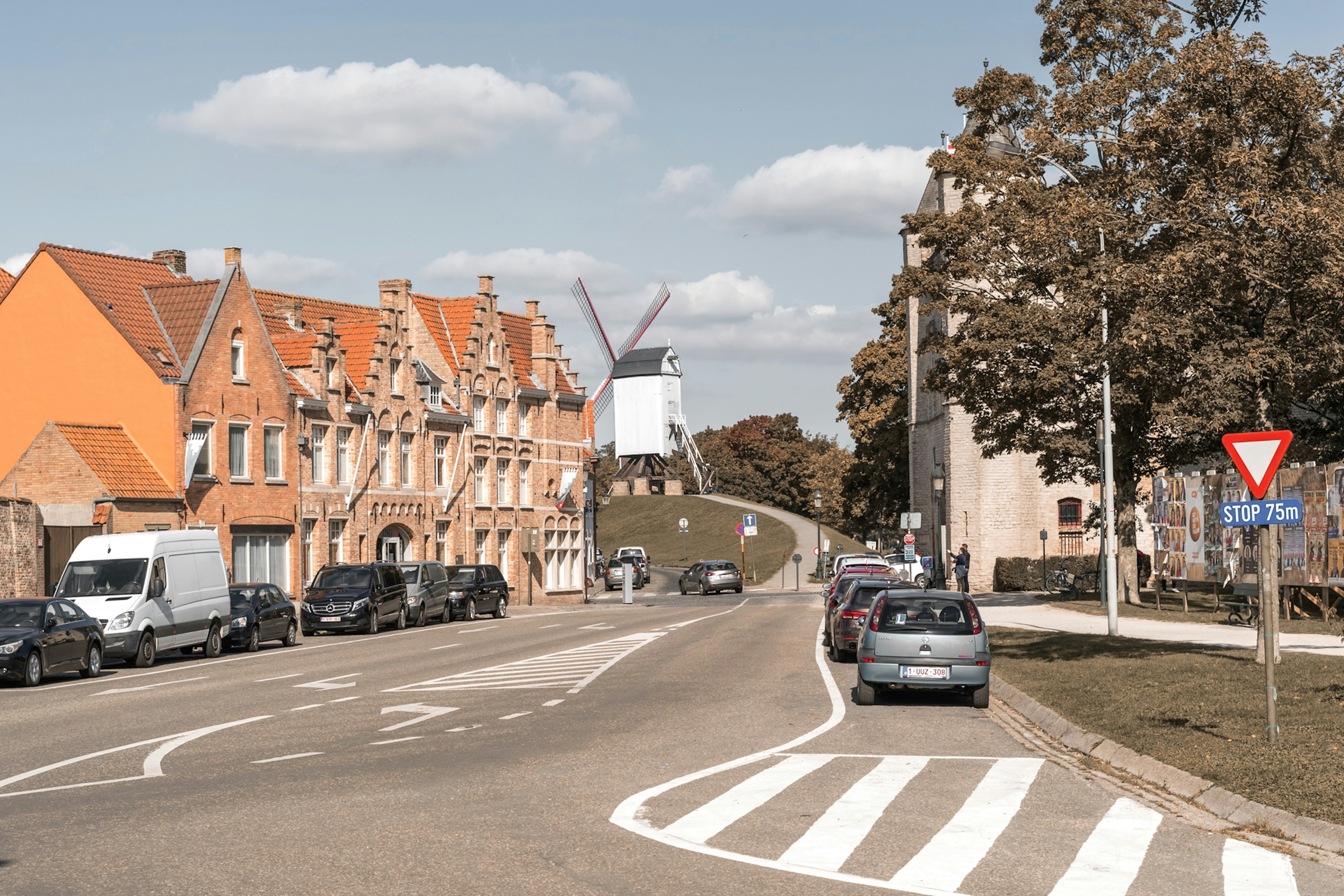 una calle con coches y edificios a lo largo de ella