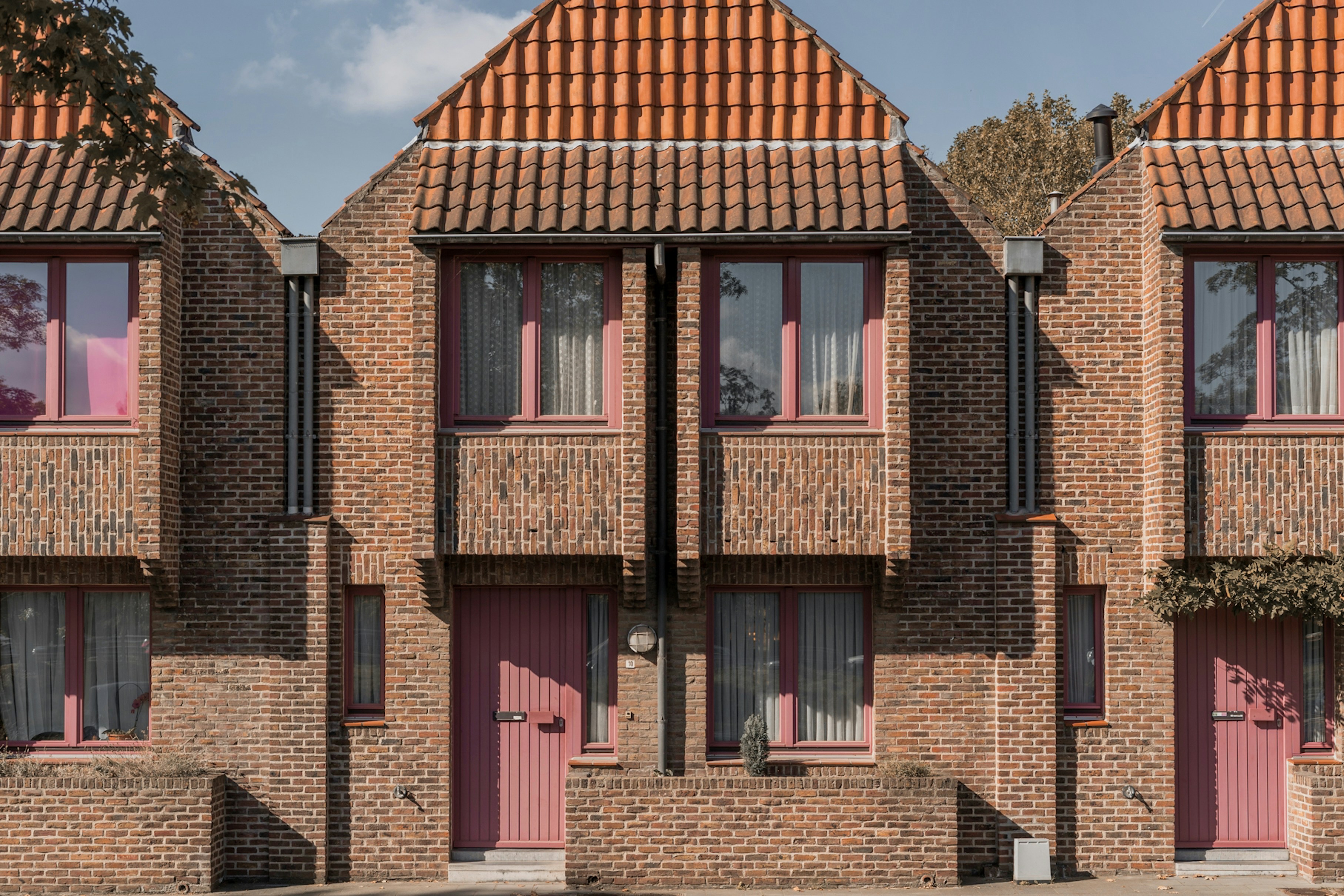 Un edificio de ladrillo con una puerta roja