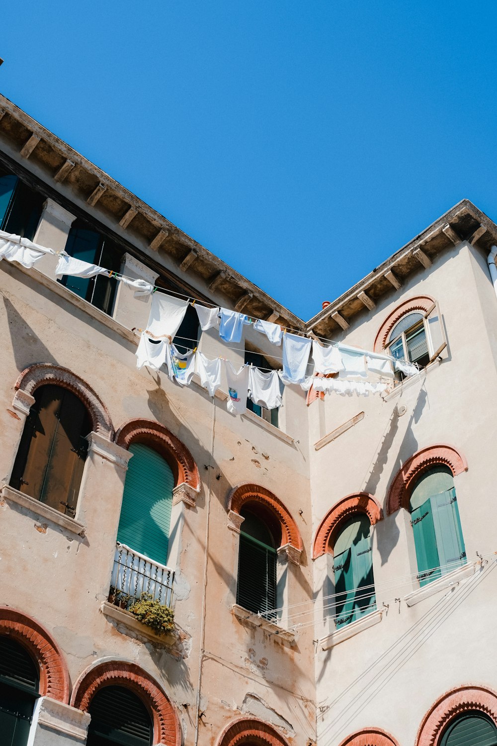 a building with many windows