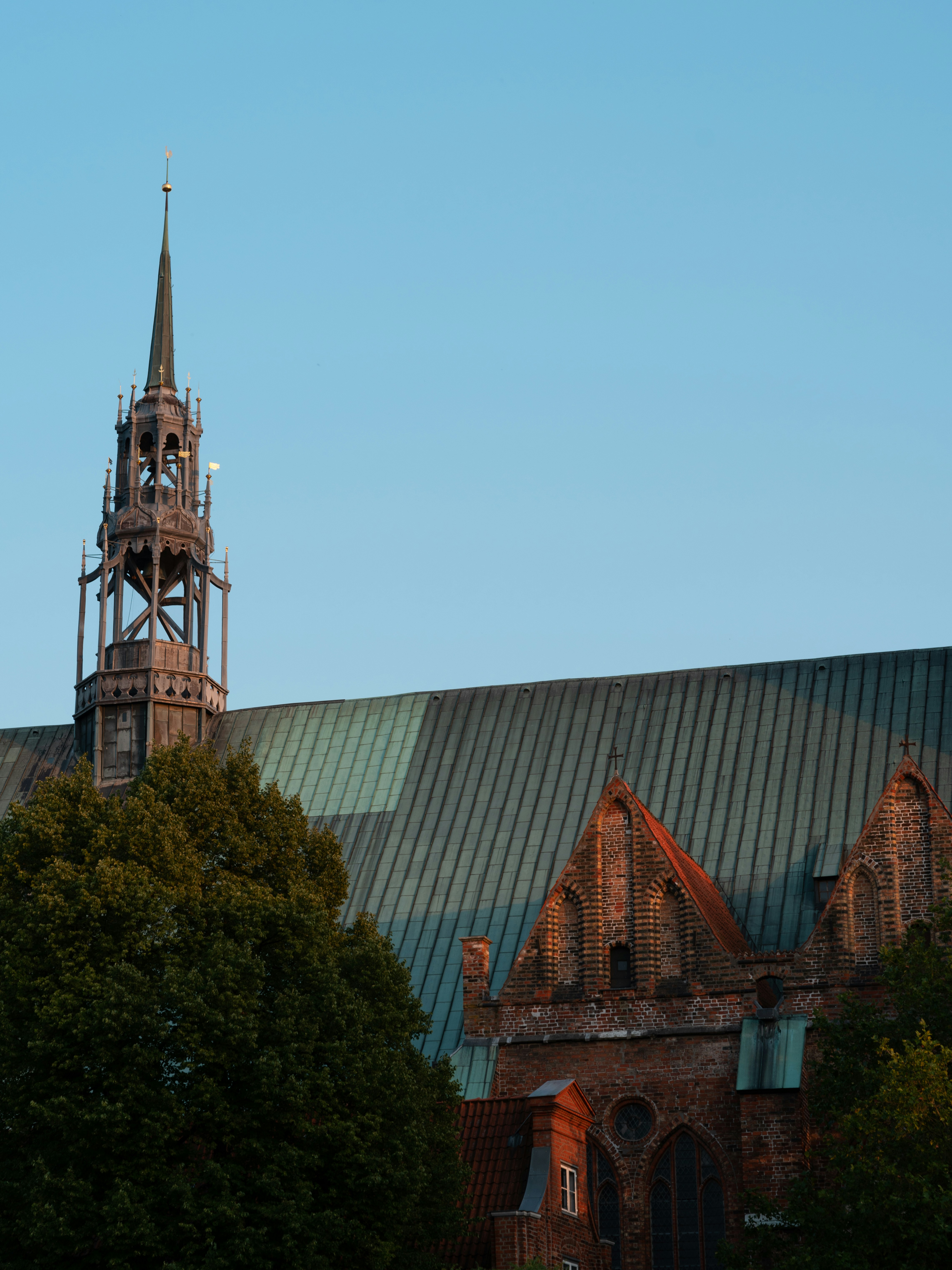 Ein Gebäude mit Turm