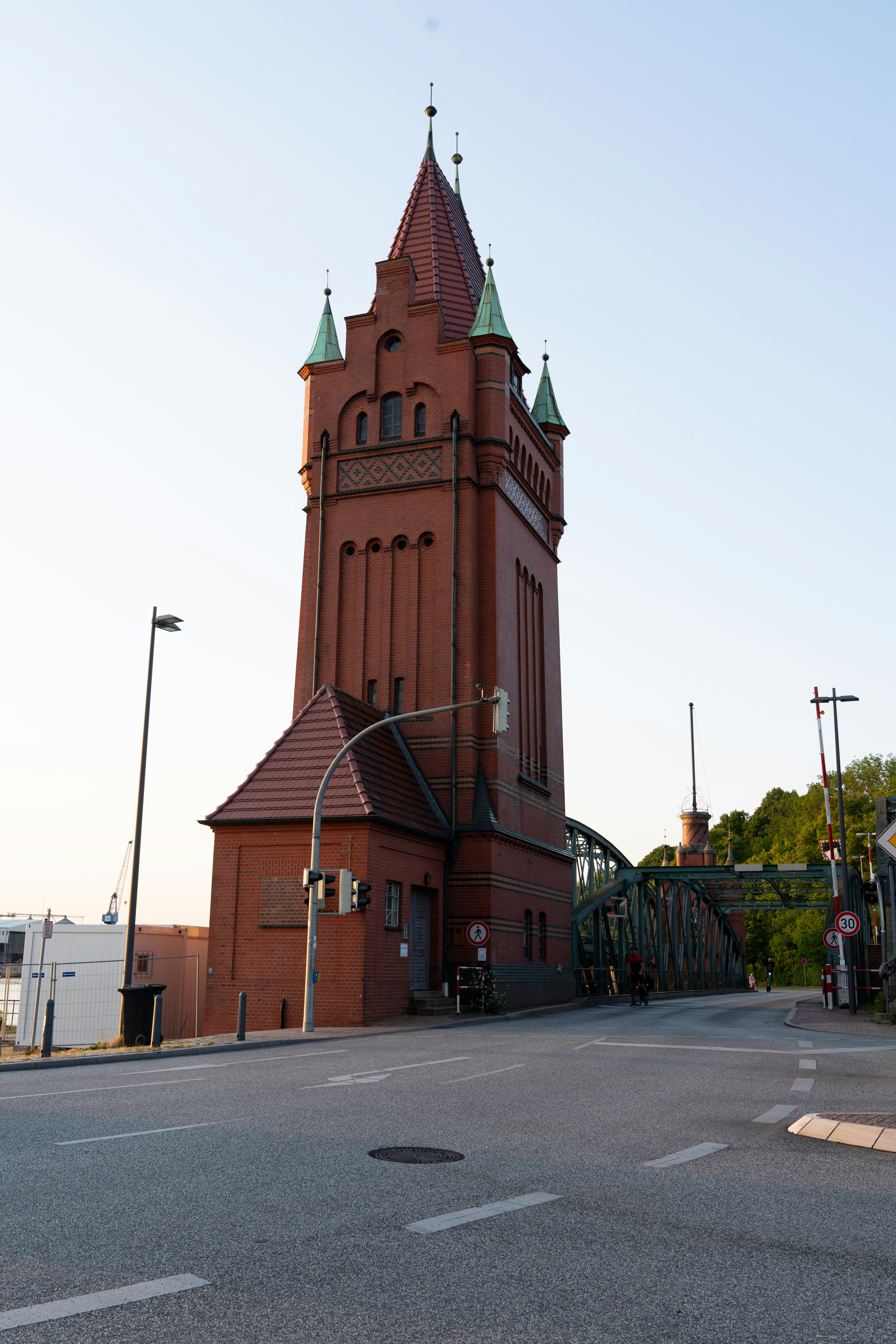 ein großes Backsteingebäude mit einem Turm
