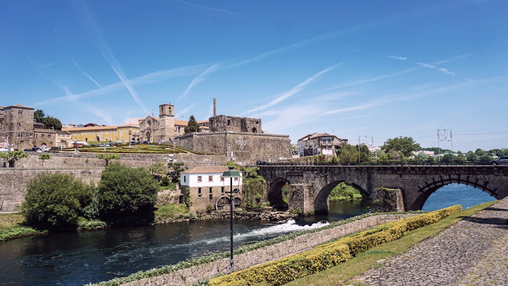 un pont sur une rivière avec des bâtiments de chaque côté de celle-ci