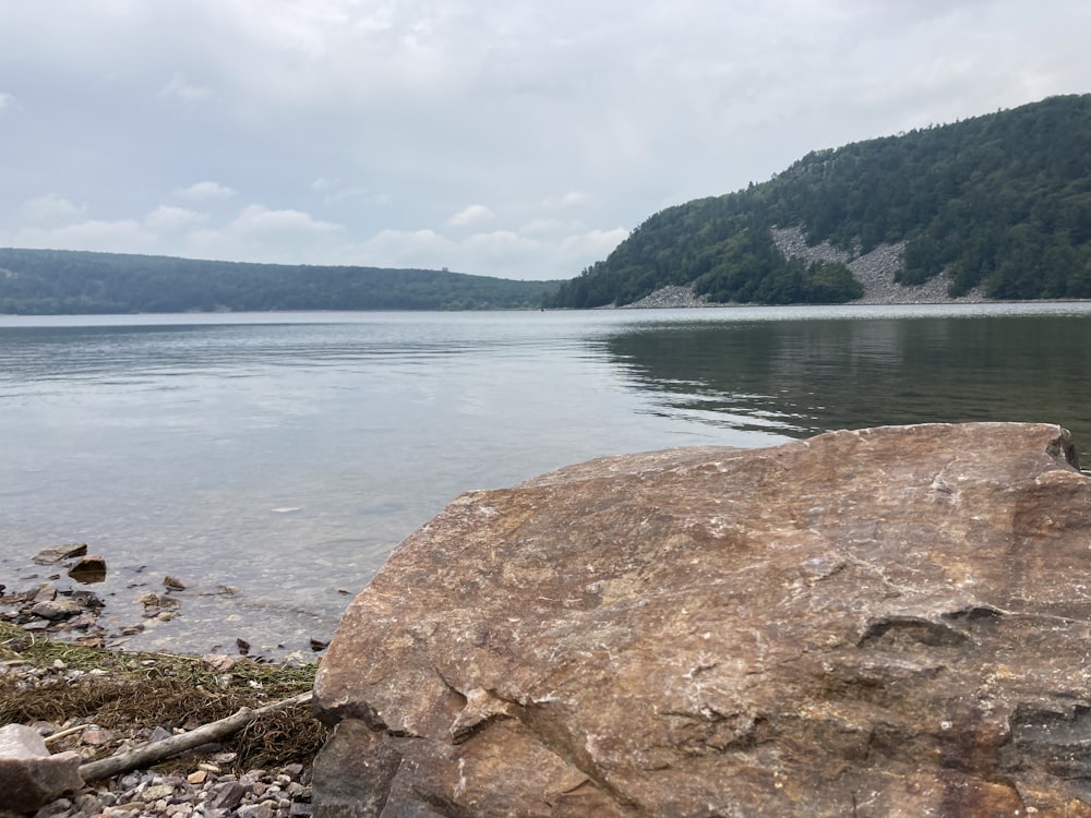 Ein felsiger Strand mit einem Hügel im Hintergrund