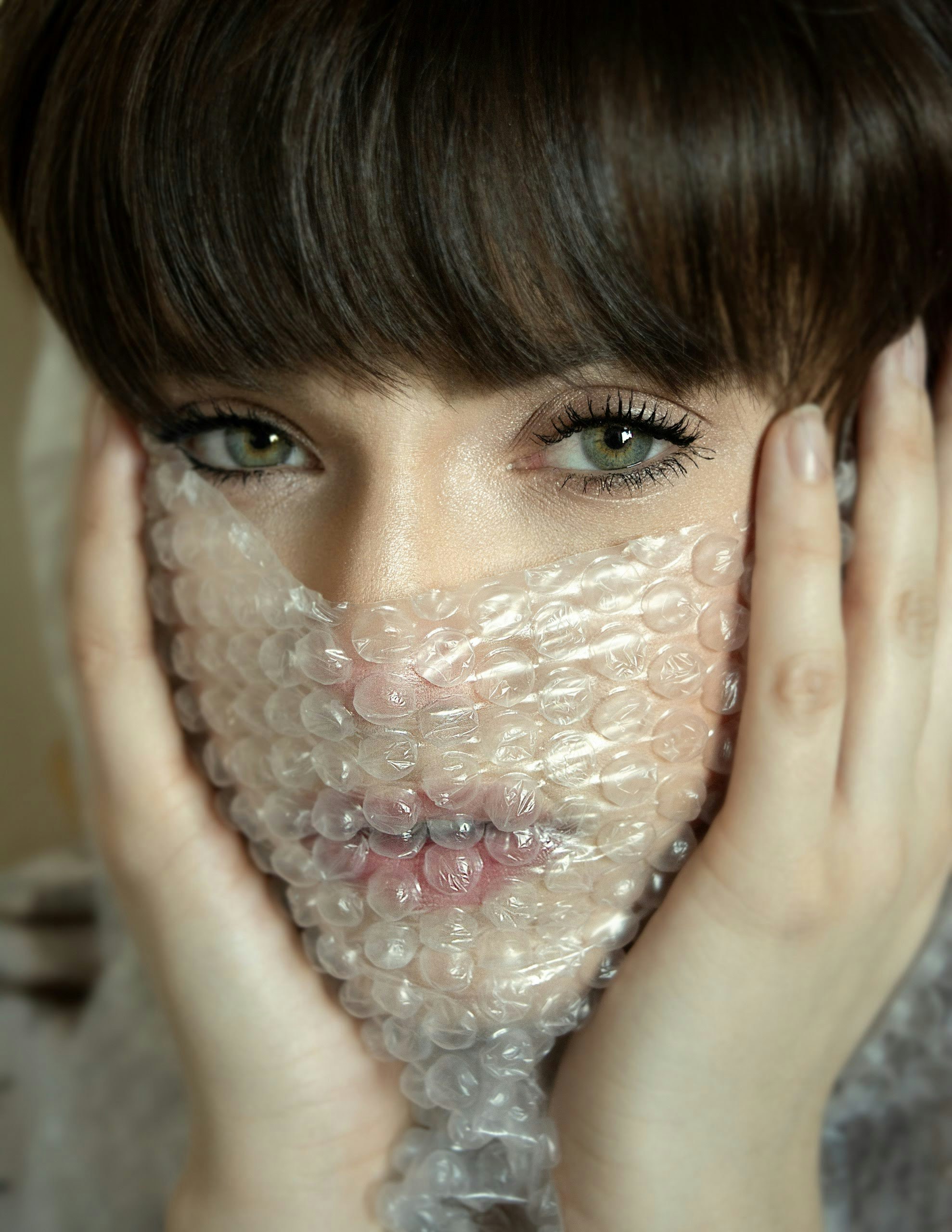 eine Person, die das Gesicht mit den Händen hält