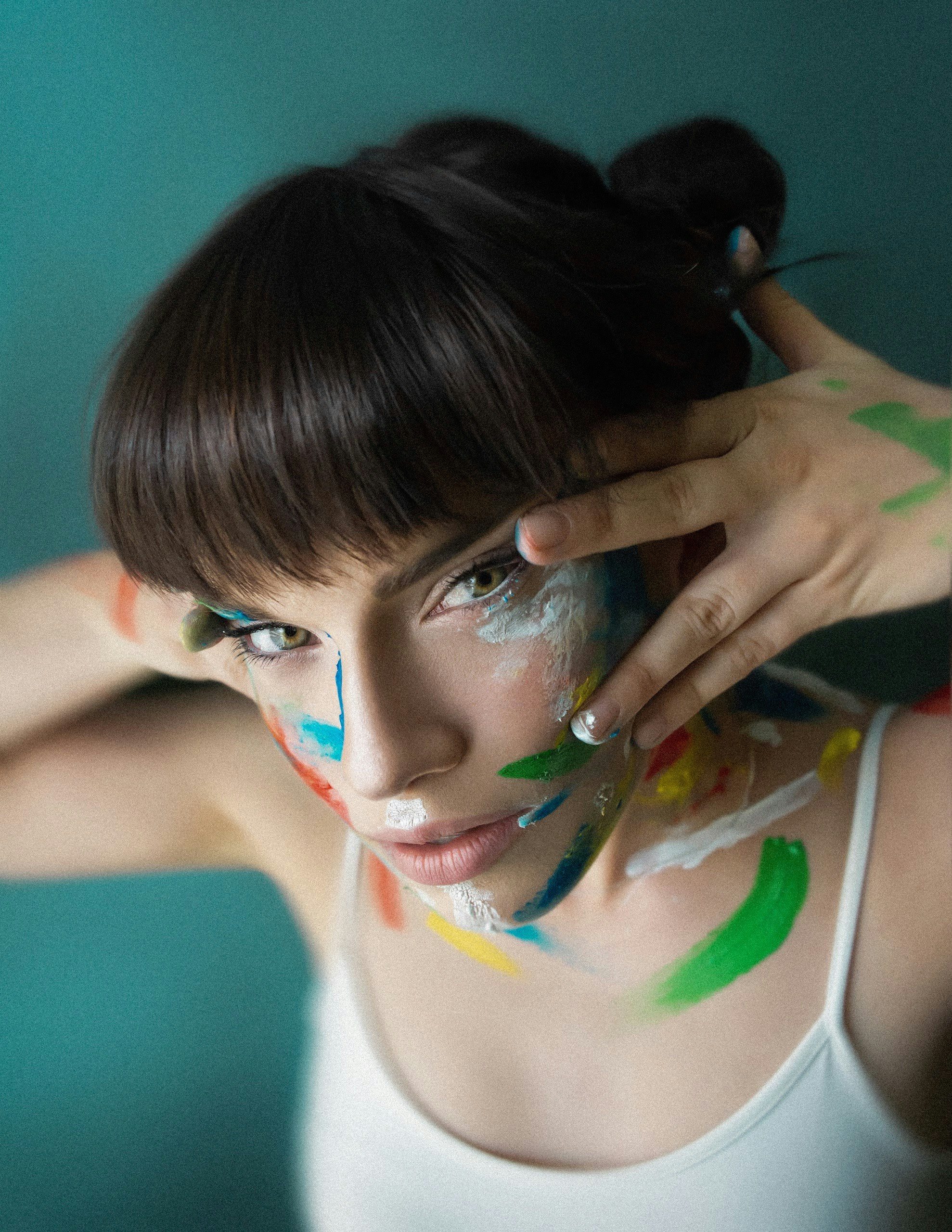 eine Person mit einer Gesichtsmaske