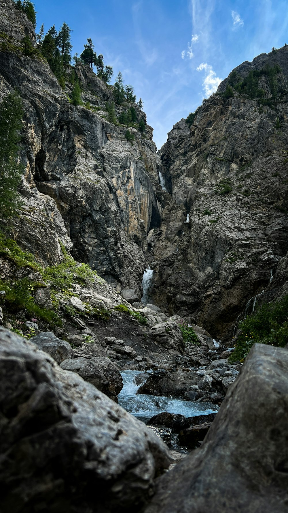 une rivière traversant une zone rocheuse